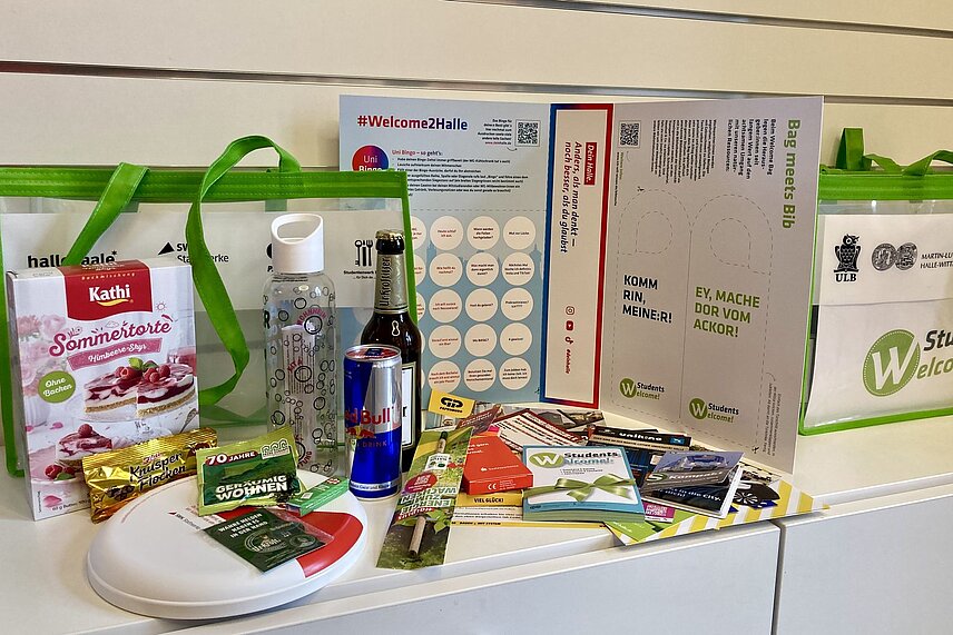 Inhalt der Welcome Bags mit halleschen Produkten und nützlichem Zubehör