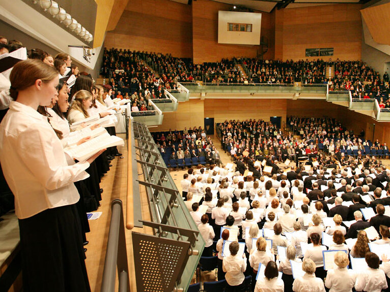 rund 400 Sängerinnen und Sänger schließen sich zu Messias-Chor zusammen und singen in der Händelhalle Happy Birthday Händel