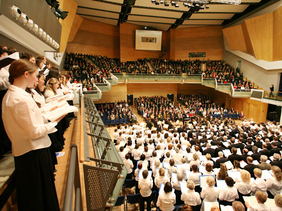 rund 400 Sängerinnen und Sänger schließen sich zu Messias-Chor zusammen und singen in der Händelhalle Happy Birthday Händel