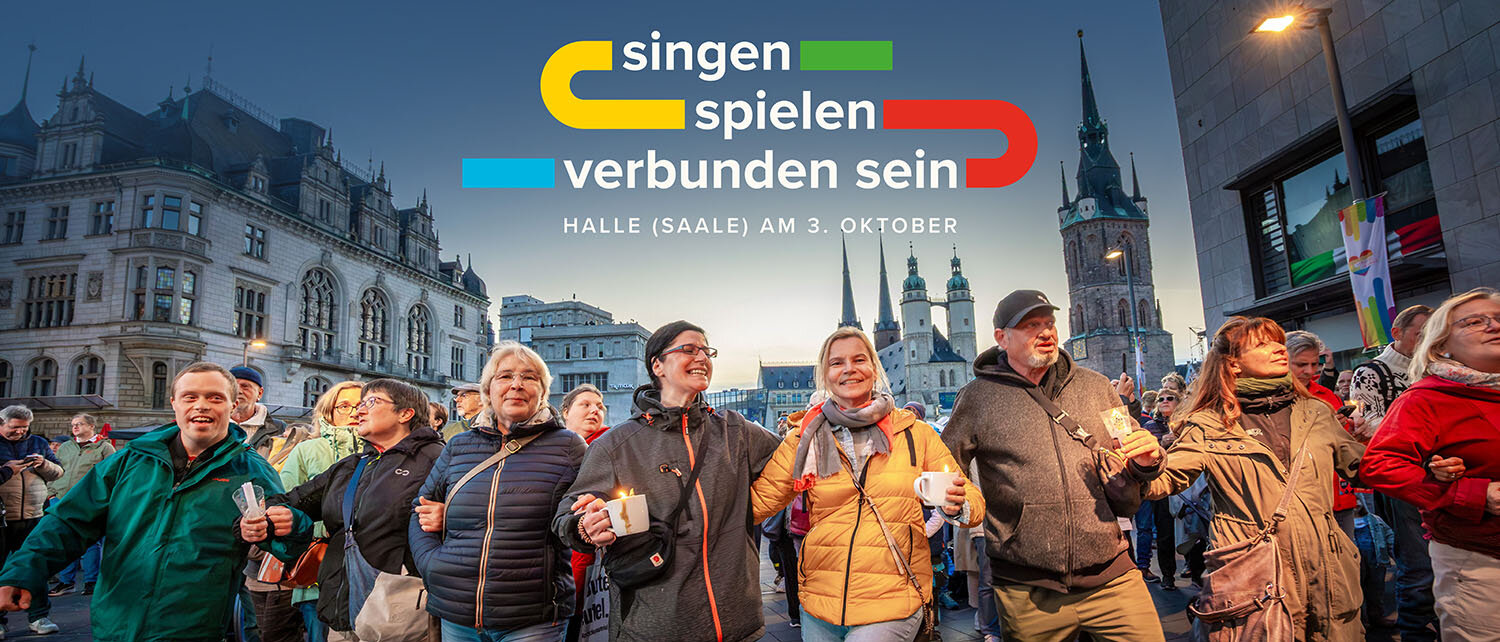 Menschenkette mit Kerzen auf dem halleschen Marktplatz