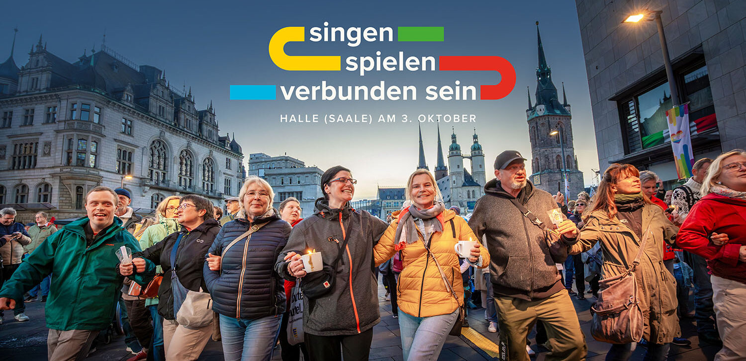 Menschenkette mit Kerzen auf dem halleschen Marktplatz