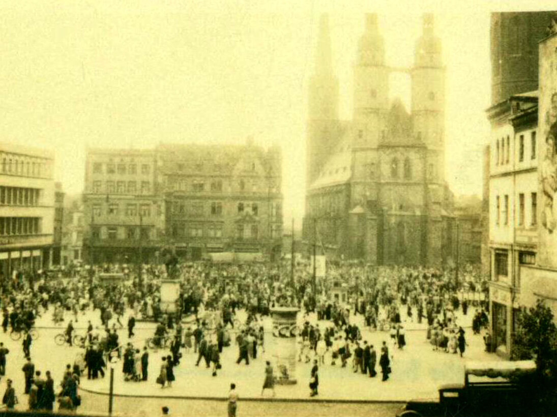 17. Juni 1953 protestierende Bevölkerung auf dem Marktplatz, Blick Richtung Marktkirche