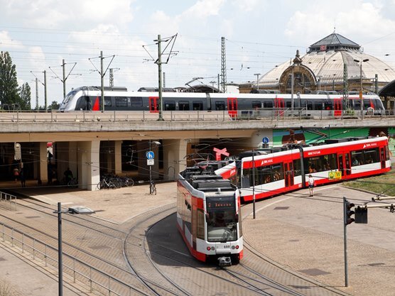 Straßenbahnlinie entlang am Hauptbahnhof Halle (Saale)