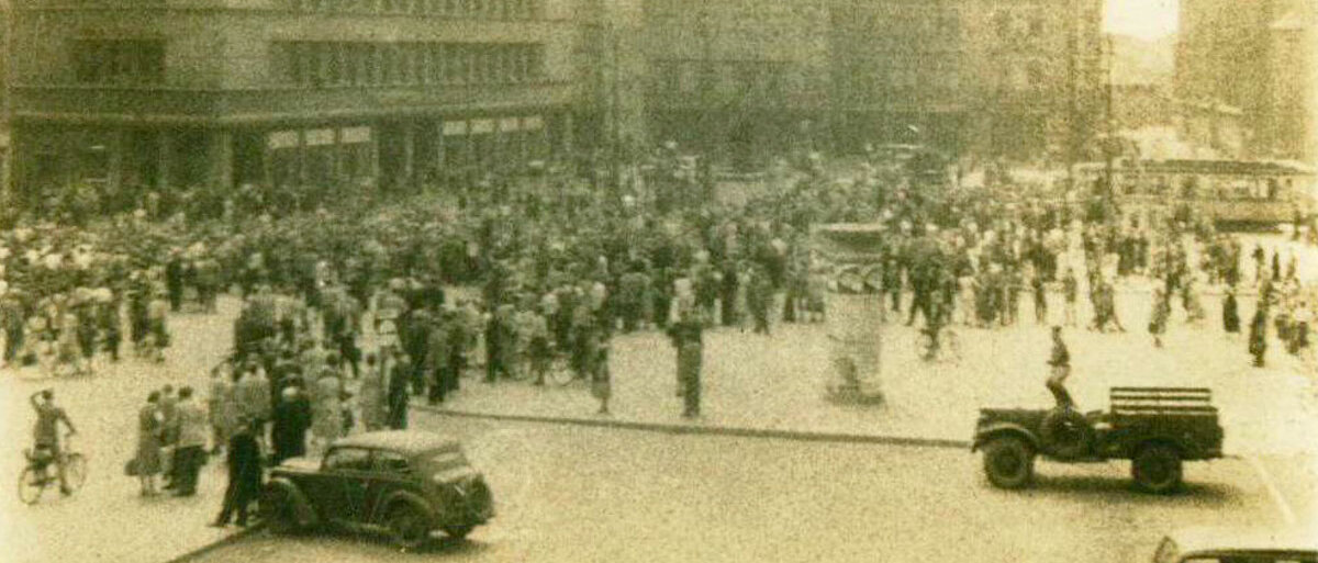 17. Juni 1953 protestierende Bevölkerung auf dem Marktplatz, ein Russe steht auf einem kleinen LKW