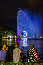 Fontäne auf der Ziegelwiese mit blauem Licht angestrahlt