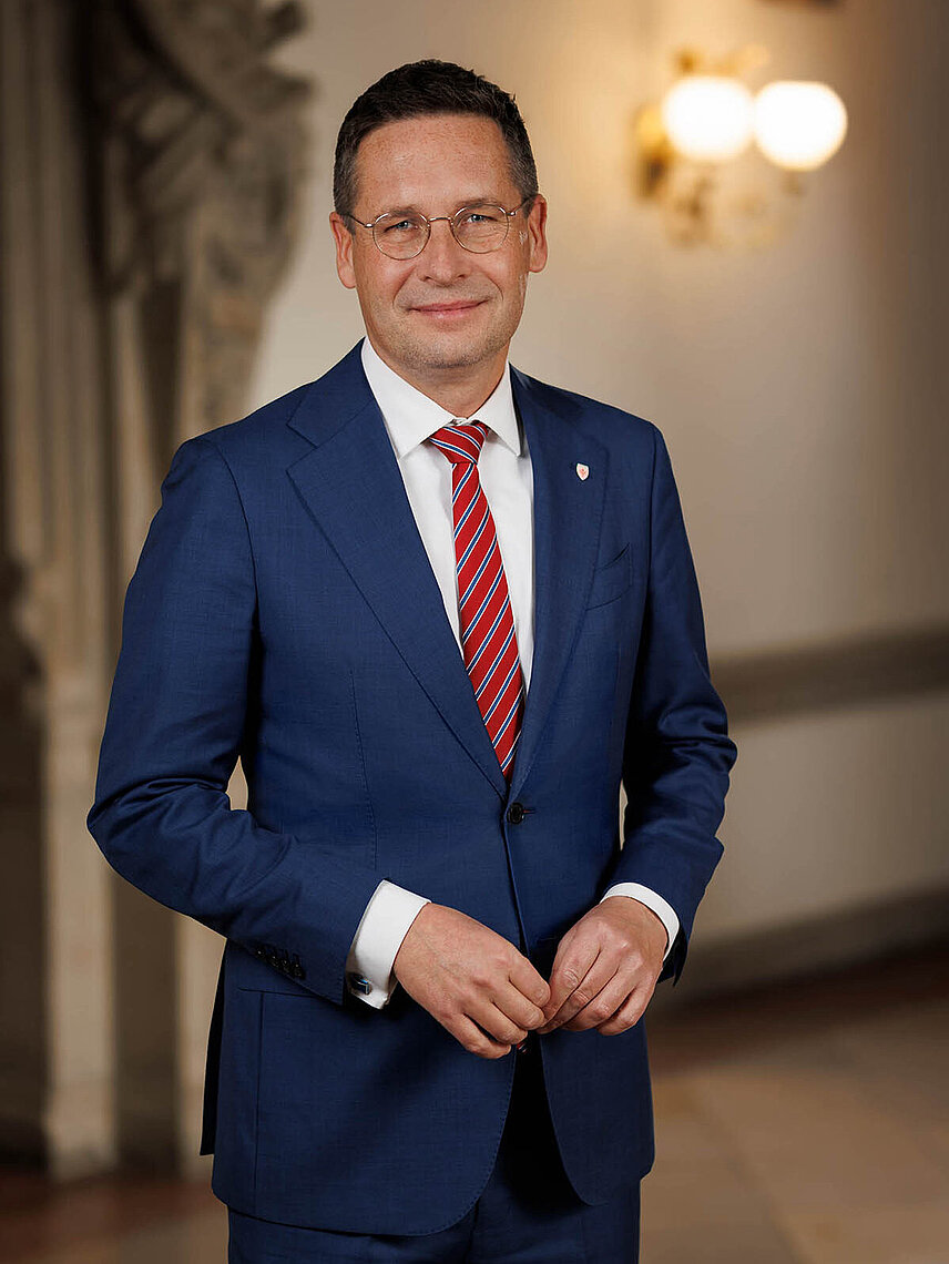 Oberbürgermeister Dr. Alexander Vogt in blauem Anzug im Stadthaus
