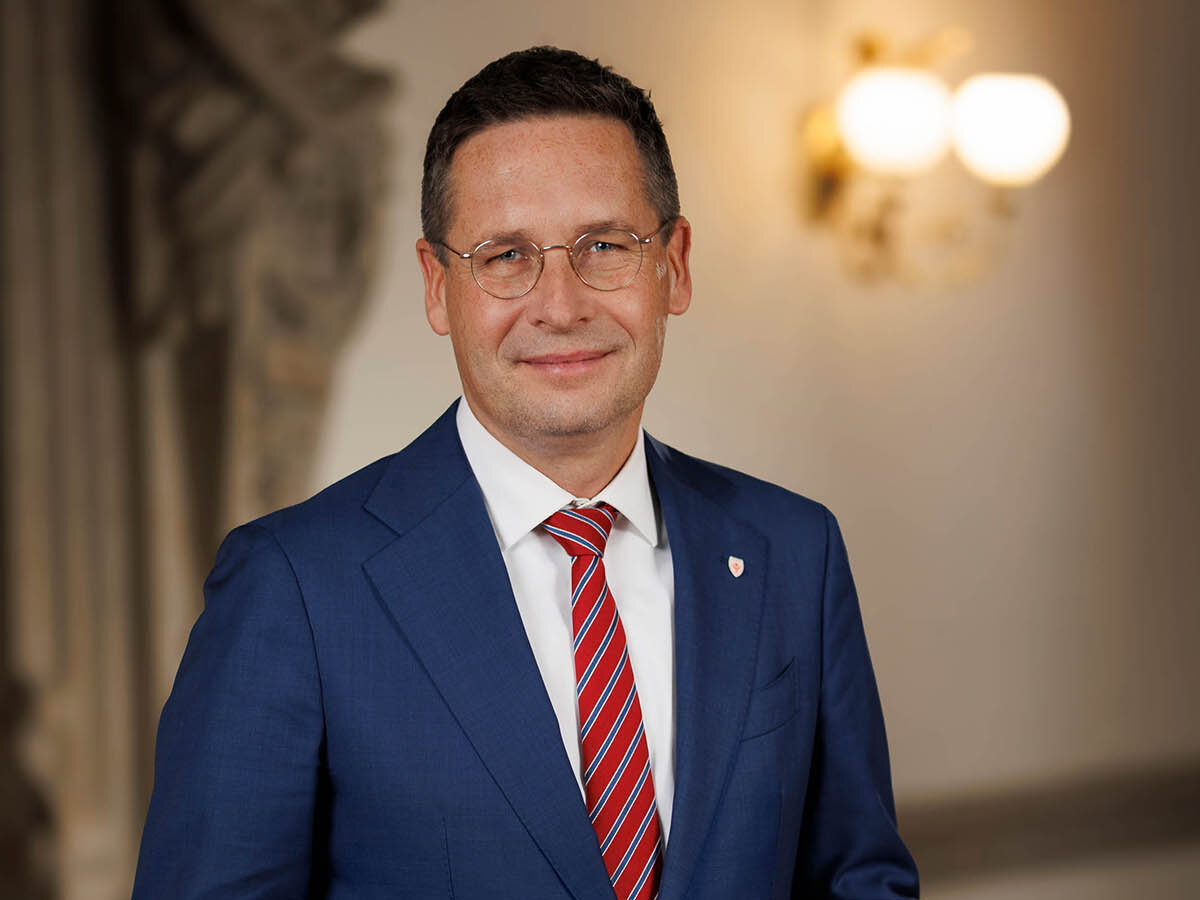 Oberbürgermeister Dr. Alexander Vogt in blauem Anzug im Stadthaus