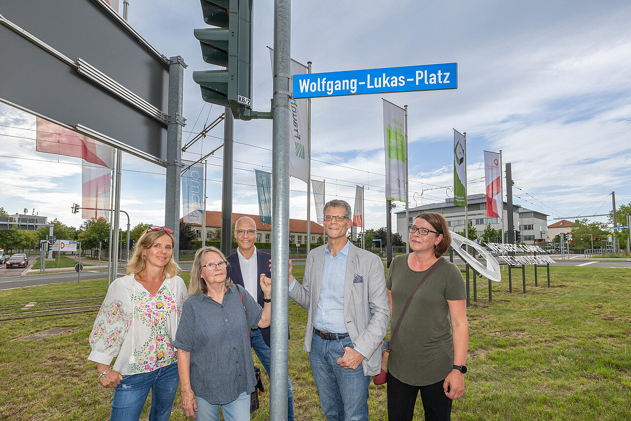 Am Wolfgang-Lukas-PlatUte Lukas, Dr. Sigrun Lukas, Dr. Ulf-Marten Schmieder, Bürgermeister Egbert Geier und Katja Müller stehen am Straßenschild für den Wolfgang-Lukas-Platz