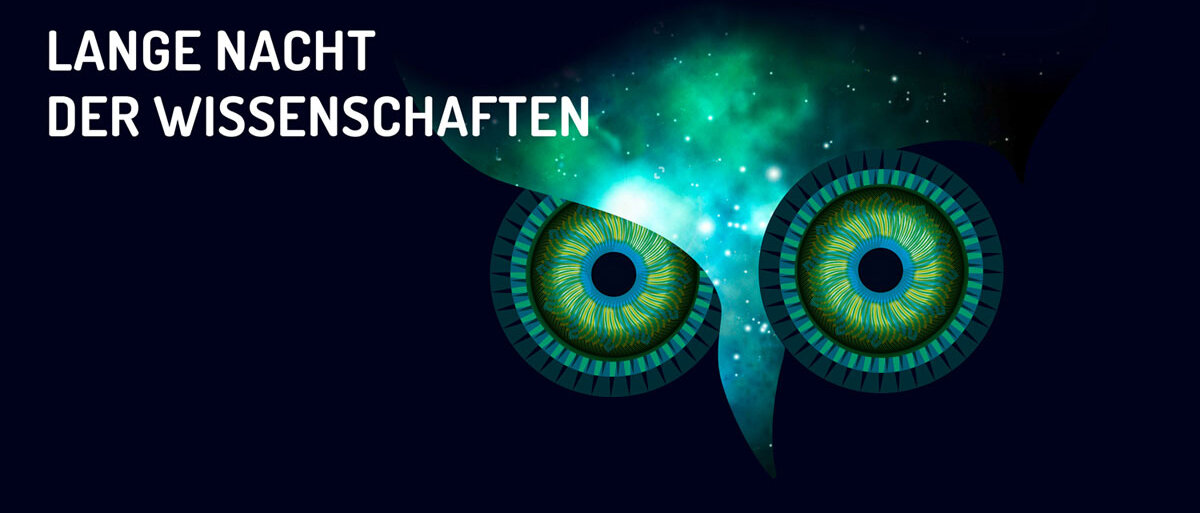 Eulenkopf als Zeichen der Wissenschaft auf nachtblauem Untergrund