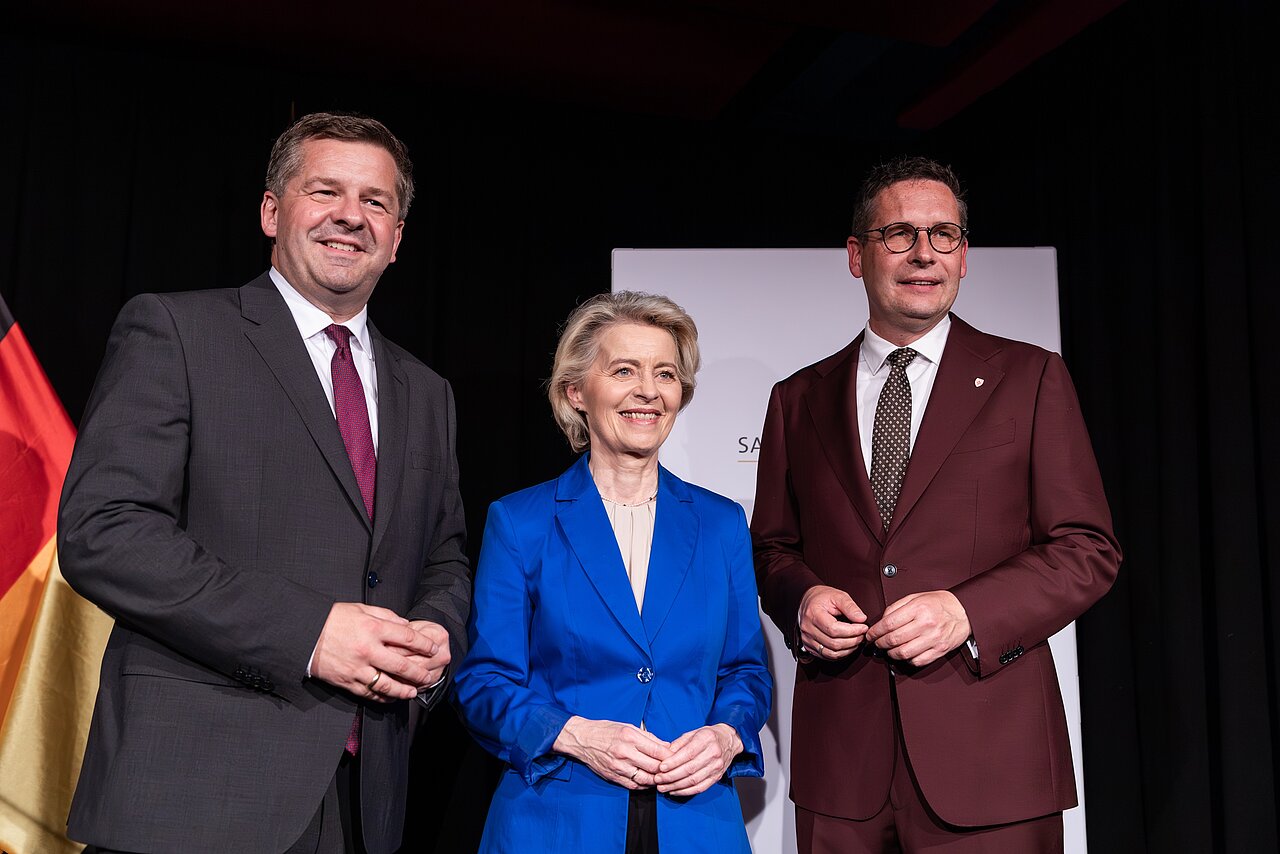 Von links: Sachsen-Anhalts Ministerpräsident Sven Schulze, EU-Kommissionspräsidentin Ursula von der Leyen und Halles Oberbürgermeister Dr. Alexander Vogt. 
