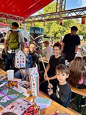 Kinder basteln sich eine Laterne für den Umzug