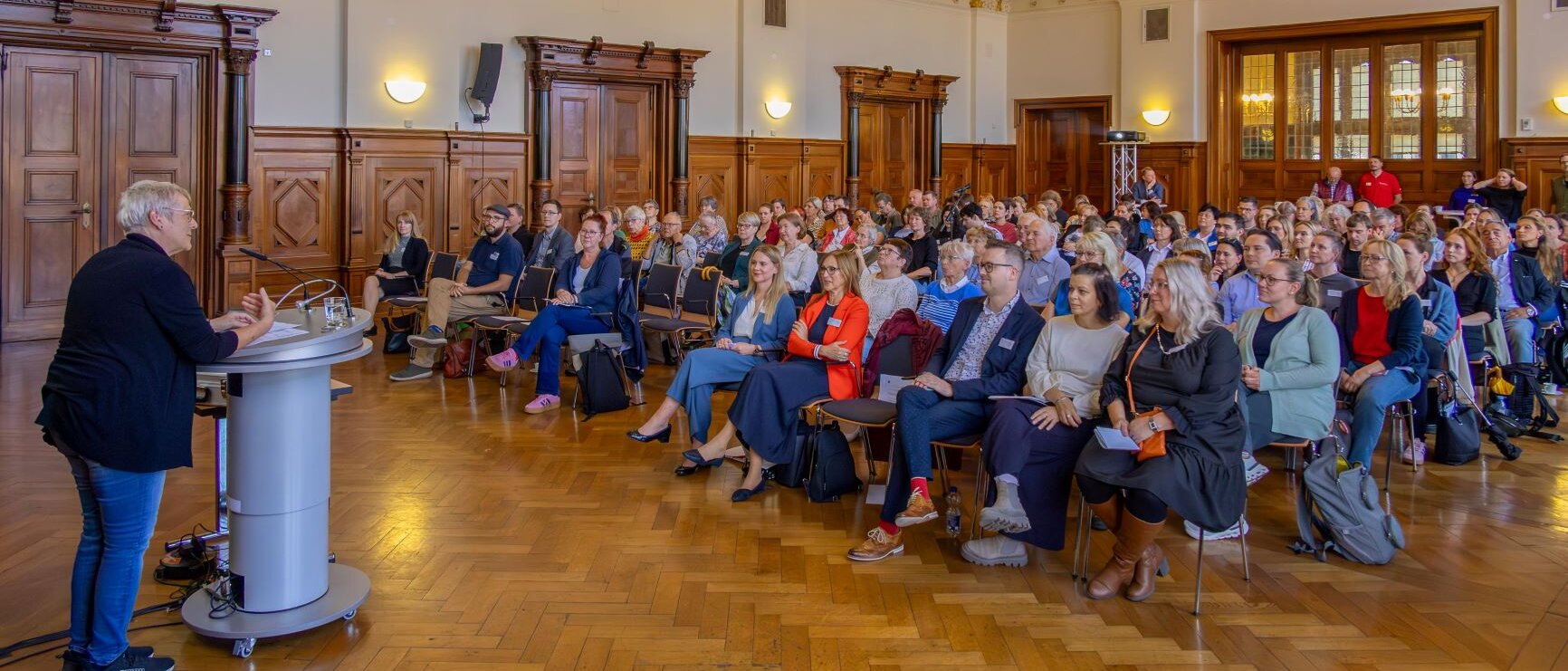 Teilnehmende im Stadthaus Halle (Saale) bei der Eröffnung der 3. Kommunalen Gesundheitskonferenz durch Frau Brederlow.