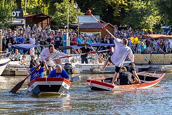 Ein Hallore wird durch einen anderen vom Boot geschubbst