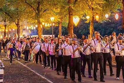 Ein Orchester führt den Laternenumzug an