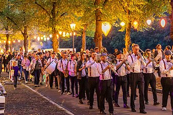 Ein Orchester führt den Laternenumzug an