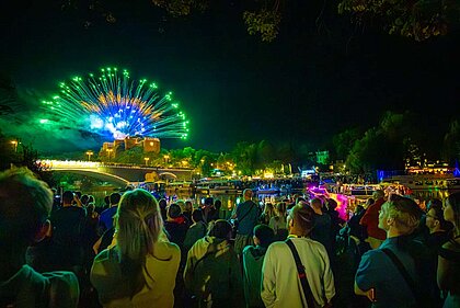Feuerwerk über der Burg Giebichenstein wie ein Fächer aus Pfauenfedern