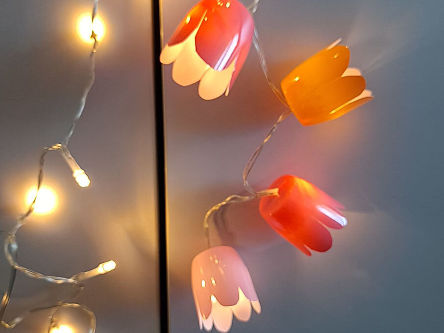 Blütenlichterkette aus kleinen Joghurtbechern