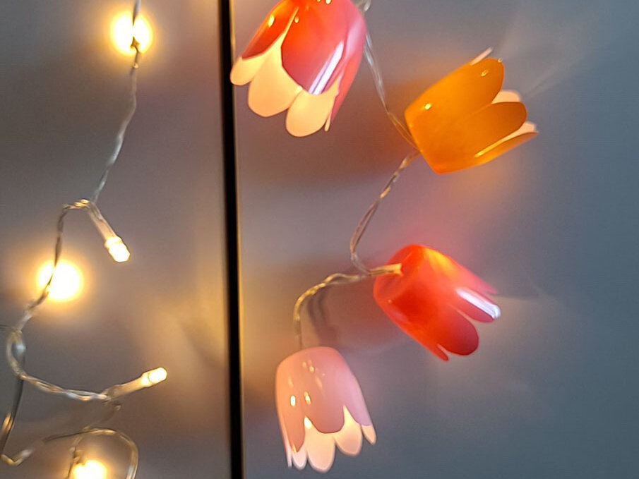 Blütenlichterkette aus kleinen Joghurtbechern