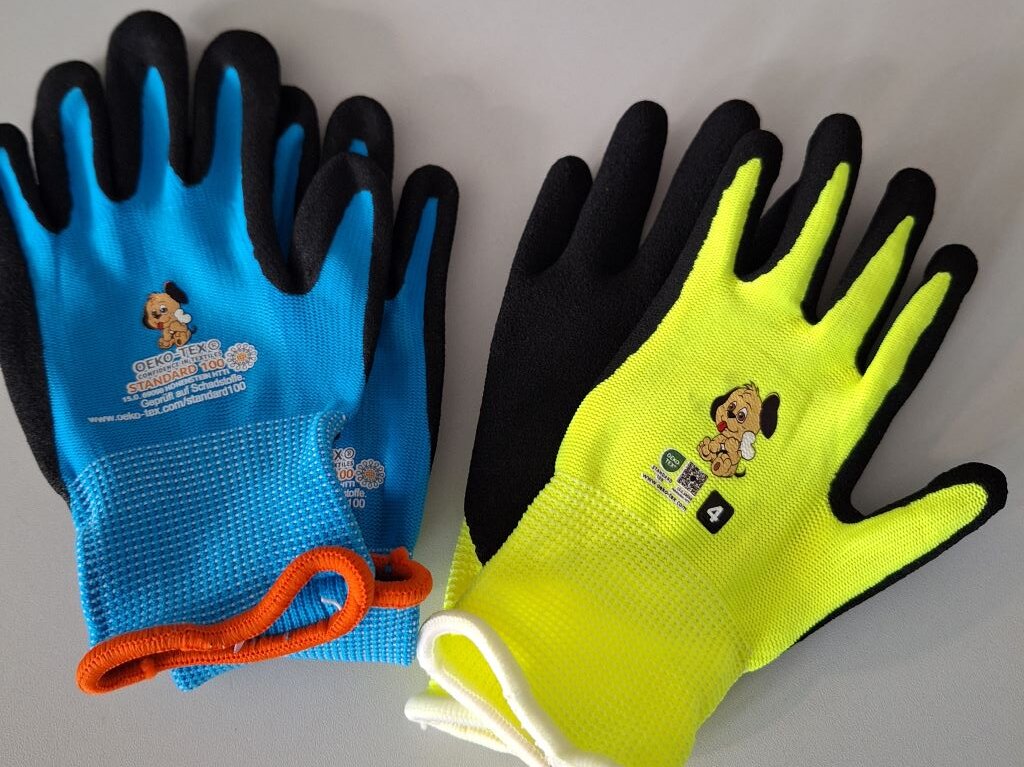 blaue- und gelbfarbige Handschuhe für Kinder