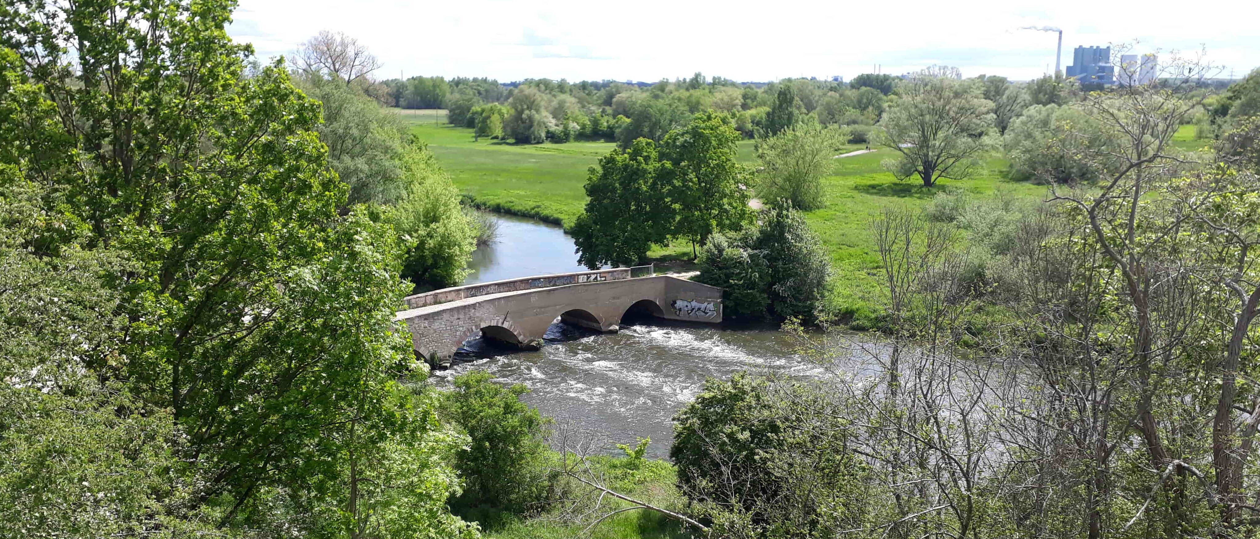 Brücke über den Fluss Elster in der Elster-Aue