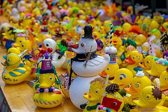 Gestaltete Enten - eine sieht aus wie ein Schneemann