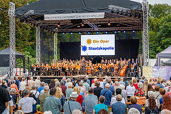 Orchester der Staatskapelle und der Oper Halle auf der Bühne