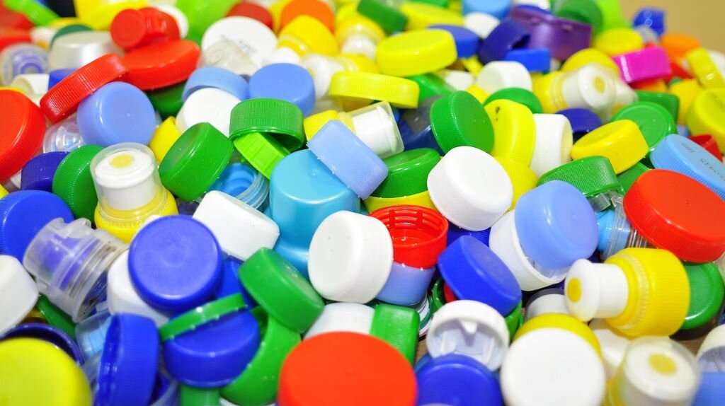 blaue, weiße, rote und grüne Flaschenkappen aus Plastik