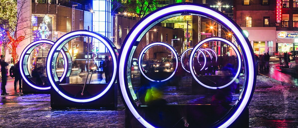 Leuchtende Ringe - eine Installation auf dem Marktplatz