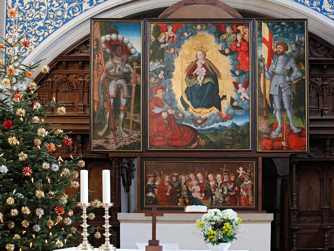 Cranachaltar der Marktkirche, links steht ein Weihnachtsbaum