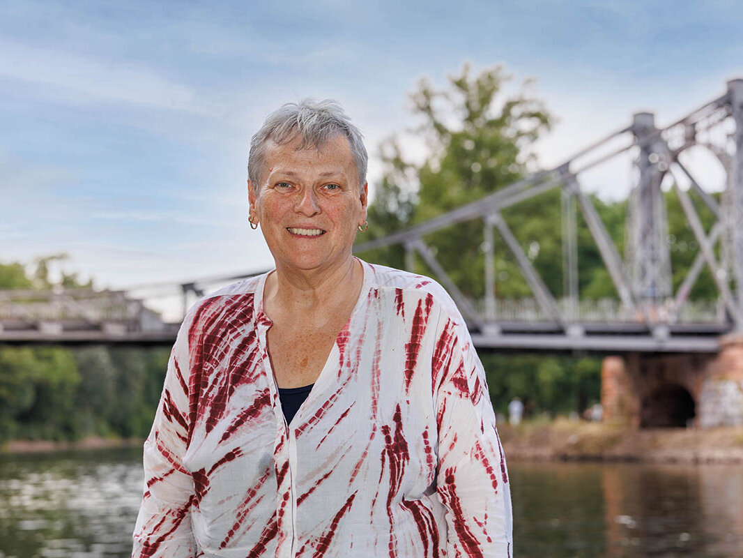 Porträtbild von Katharina Brederlow an der Saale vor einer Brücke
