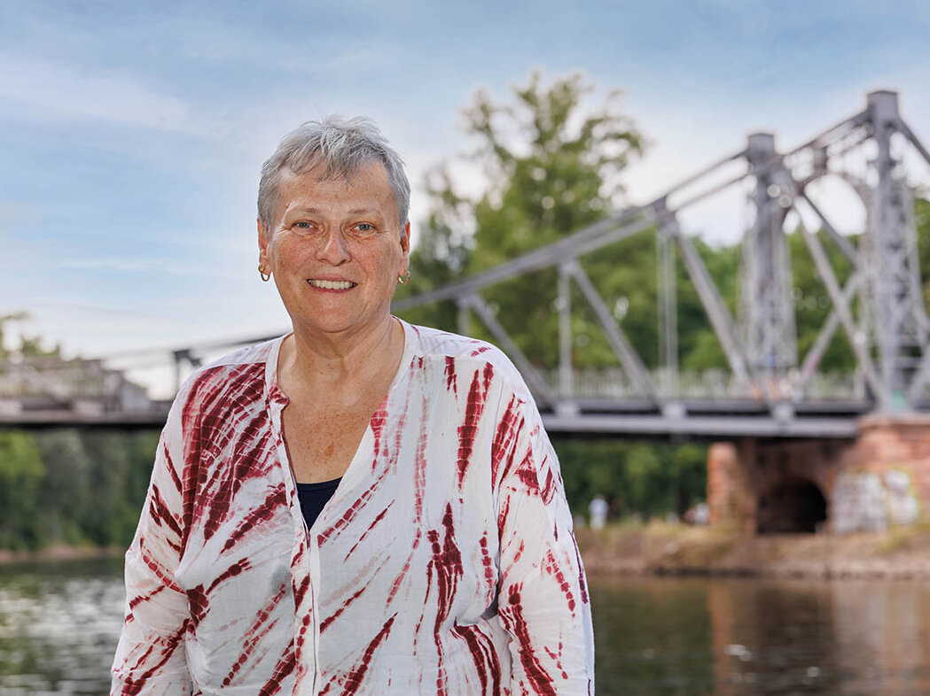 Porträtbild von Katharina Brederlow an der Saale vor einer Brücke