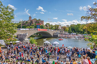 Zuschauer am Riveufer und in der Talstraße mit Blick zur Giebichensteinbrücke