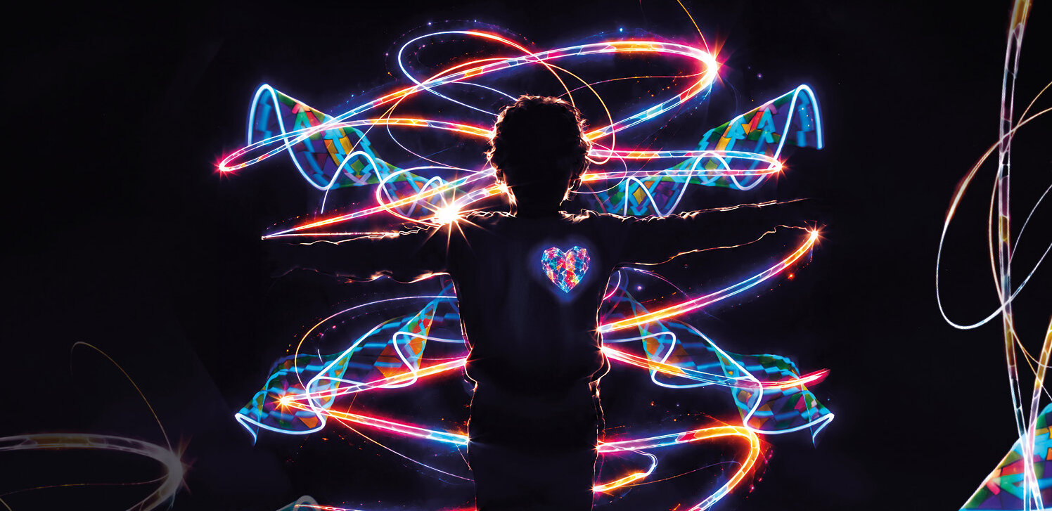 Silhouette eines Kindes mit ausgestreckten Armen auf dunklem Hintergrund. Es ist von geschwungenen, farbenfrohen Lichtspuren umgeben, welche an Flügel erinnern, und trägt ein kleines, leuchtendes, aus Prismen zusammengesetztes Herz auf der Brust