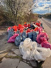 Das Foto zeigt eine Sammlung von Müllsäcken am Ablageort.