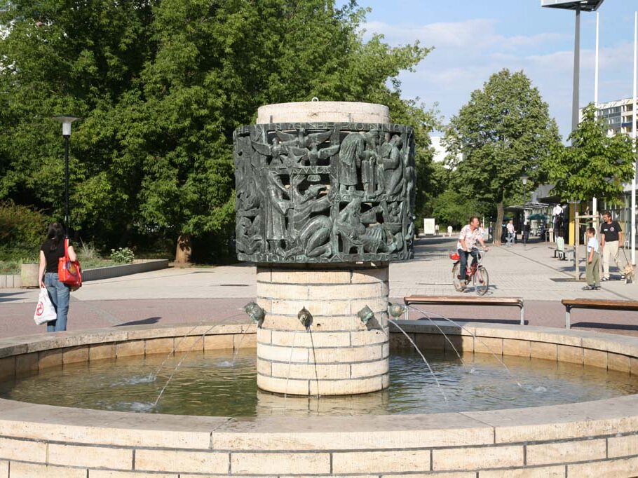 runde Steinsäule mit Metallrelief