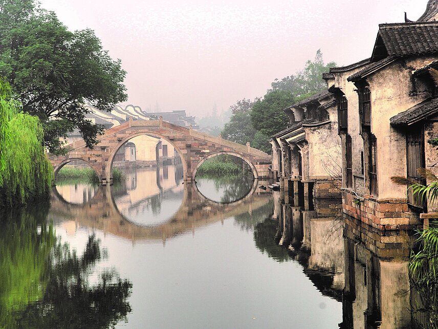 Traditionelle Häuser entlang des Canal Grande, alte Stadt von Yuehe in Jiaxing