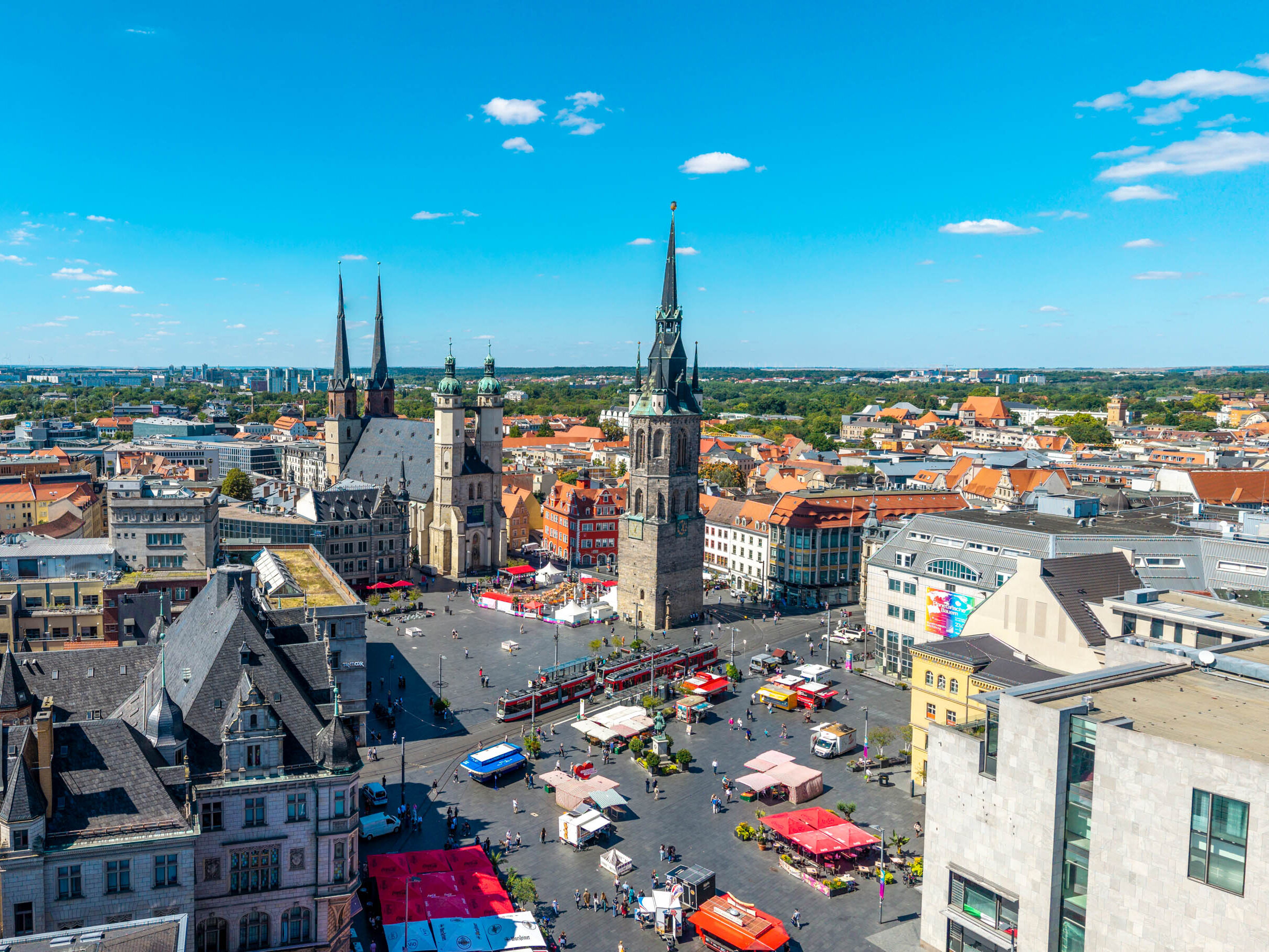 Blick auf den Martkplatz mit den fünf Türmen, sommerlicher blauer Himmel