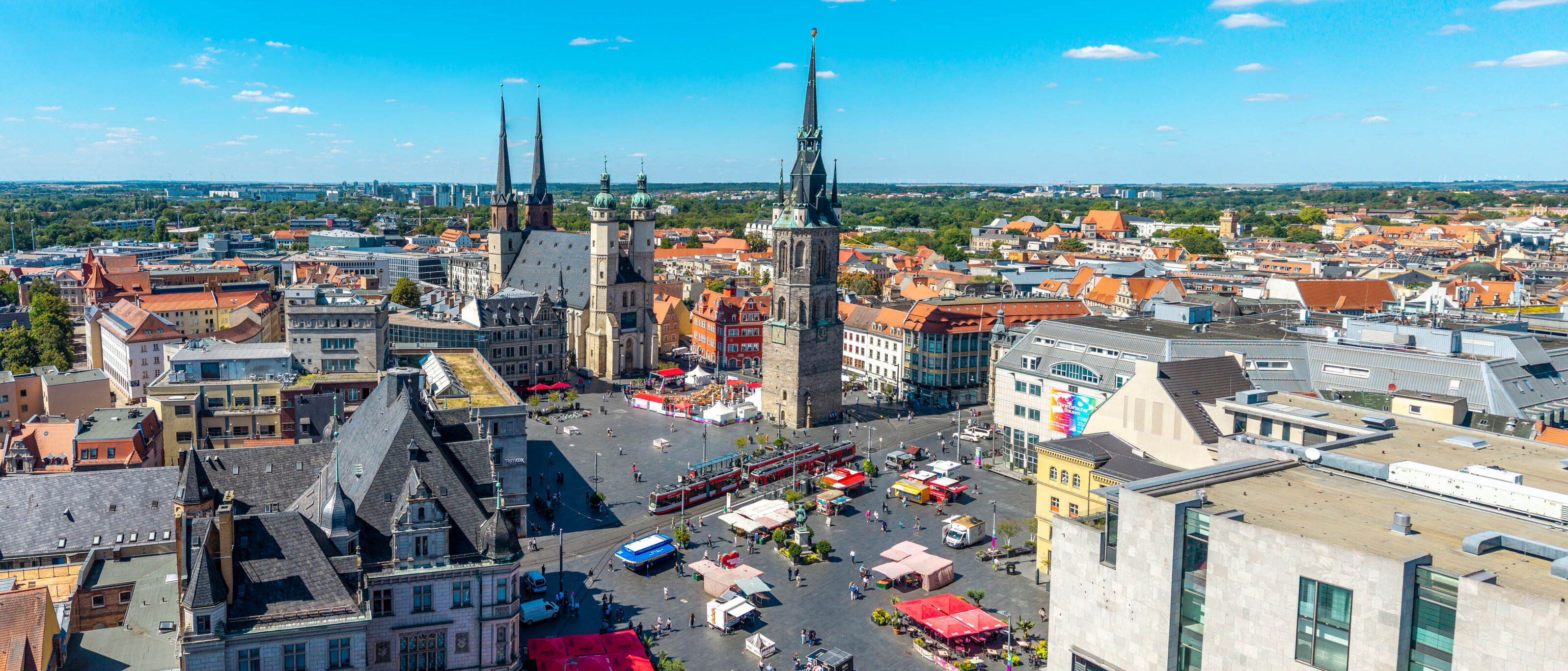 Blick auf den Martkplatz mit den fünf Türmen, sommerlicher blauer Himmel