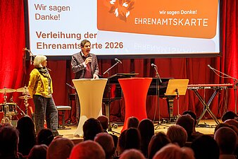 Oberbürgermeister Dr. Alexander Vogt eröffnet die Festveranstaltung und begrüßt die Gäste mit dem Mikrofon. 