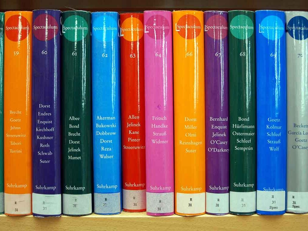 Bücherrückseiten in bunten Farben