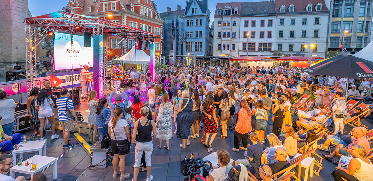 Bühne zwischen Marktkirche und Roter Turm, davor Publikum