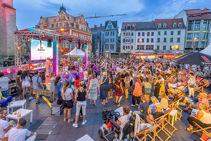 Bühne zwischen Marktkirche und Roter Turm, davor Publikum