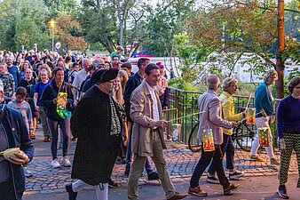 Laternenumzug über die Brücke zum Riveufer