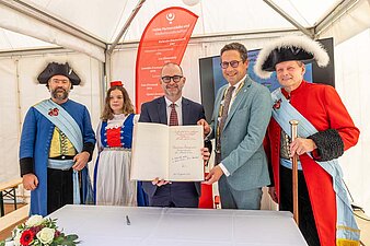 Bürgermeister aus Linz hat sich in das Goldene Buch der Stadt Halle (Saale) eingetragen