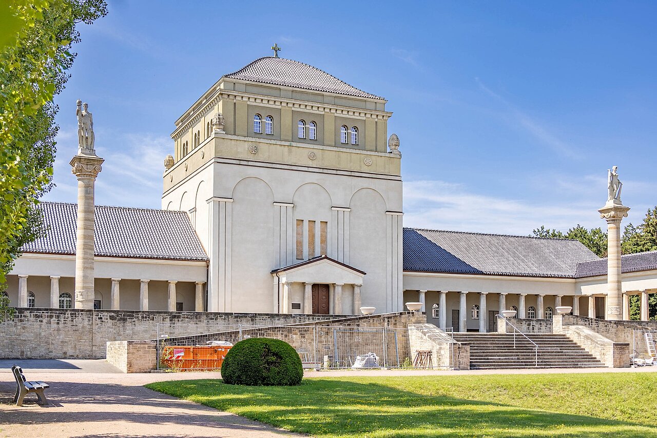 Die betont schlicht und ernst gehaltenen Architektur der Feierhalle samt der beiden vom Bildhauer Paul Horn geschaffenen Säulenn Säulen mit i