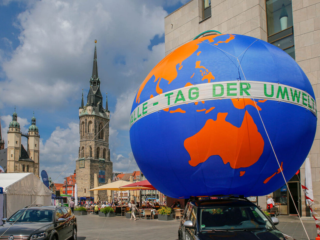 aufgeblasene Weltkugel zum Umwelttag auf dem Marktplatz von Halle