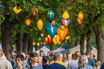 über dem Riveufer schweben kunstvoll gestaltete Laternen 