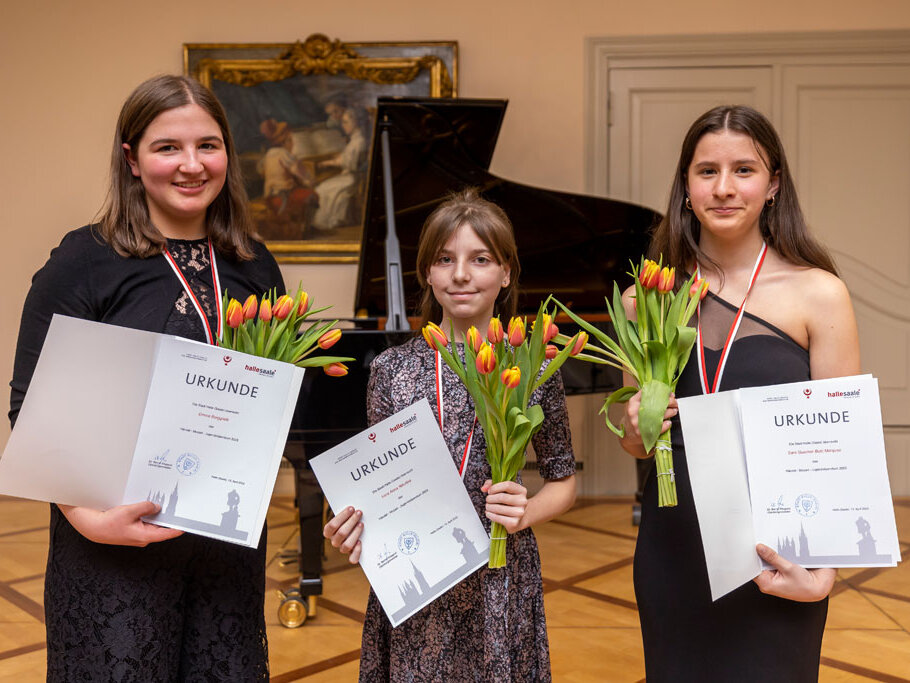 3 Preisträgerinnen 2023: Emma Borggref (Violoncello), Vera Anna Nikulina (Klavier) und Sara Guiomar Botti Marques (Violine)