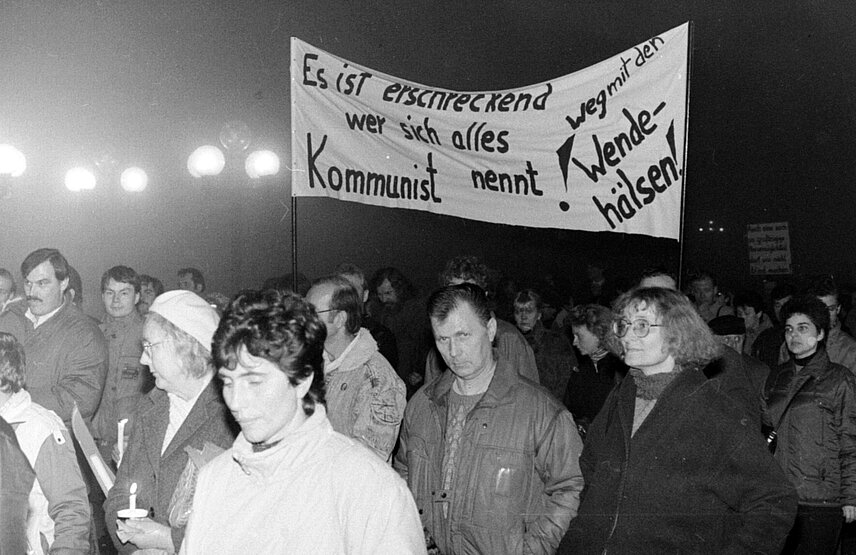 Am 2. November 1989 demonstrieren auf dem Marktplatz in Halle die Menschen für Demokratie und Freiheit. Auf einem Transparent wird "Weg mit den Wendehälsen!" gefordert.   