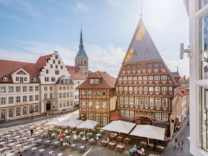 Marktplatz Hildesheim, Sonne, Fachwerkhaus, draußen Sitz